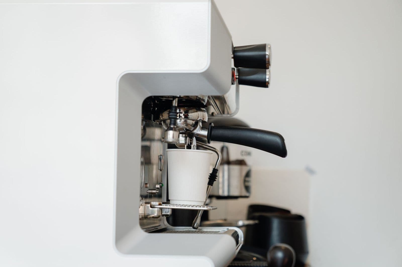 JURA E8 troubleshooting automatic espresso machine in a kitchen