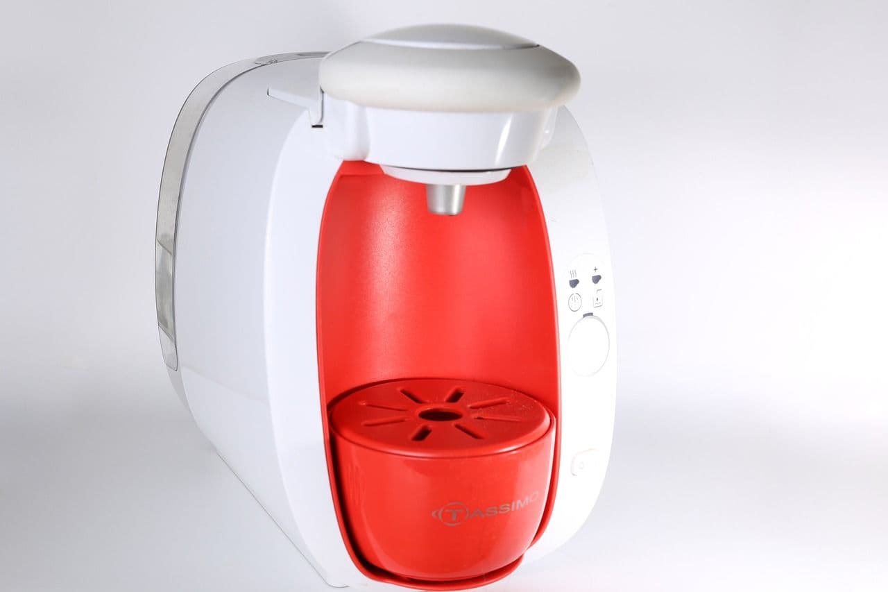 Coffee maker making weak coffee into a glass carafe