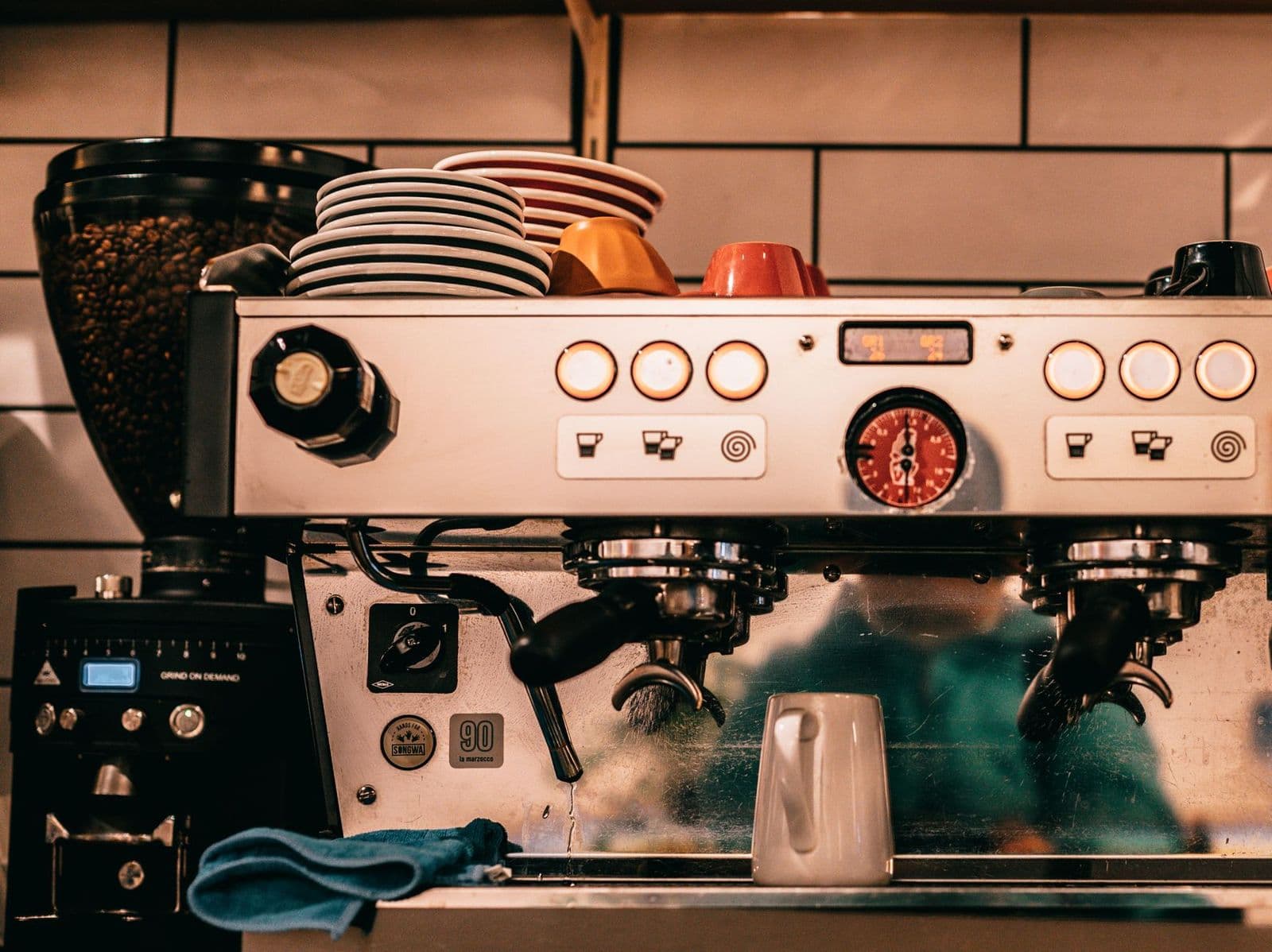 How does a drip coffee maker work, automatic coffee maker on a counter