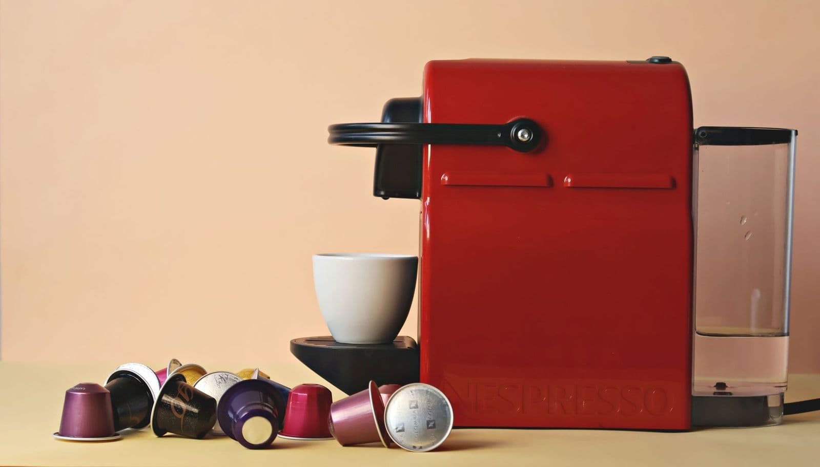 How does a single serve coffee maker work with coffee capsules